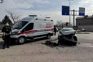 Elazığ'da Ambulans-Otomobil Kazası: 2 Yaralı