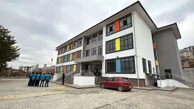 Depremzede Okullar, Hükümlüler Tarafından Temizleniyor