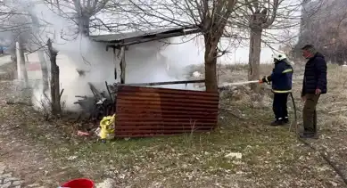 Elazığ Kovancılar'da Odunluk Yangını Sönmüştür