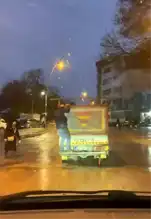 Tehlikeli Yolculuk: Kamyonetin Arkasında Hayat Tehlikesi!