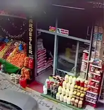 Elazığ'da Manav Tezgahı Kazada Devrildi