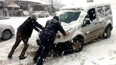Elazığ'da Kar Yağışı Sürücüleri Mahsur Bıraktı, Jandarma Yardımcı Oldu