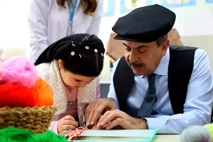 Tekin: Gelenekler, Müfredata Girmeli!
