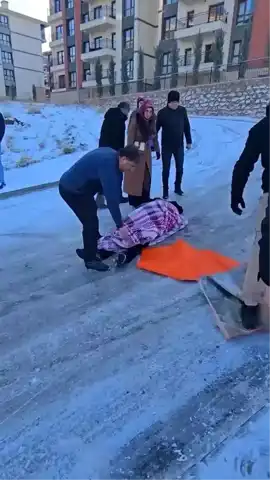 Elazığ'da Buzlu Yolda Düşme Kazası!