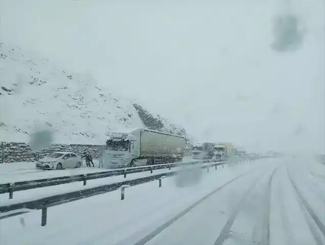 Elazığ-Diyarbakır Yolu Kar Yağışı Nedeniyle Kapandı