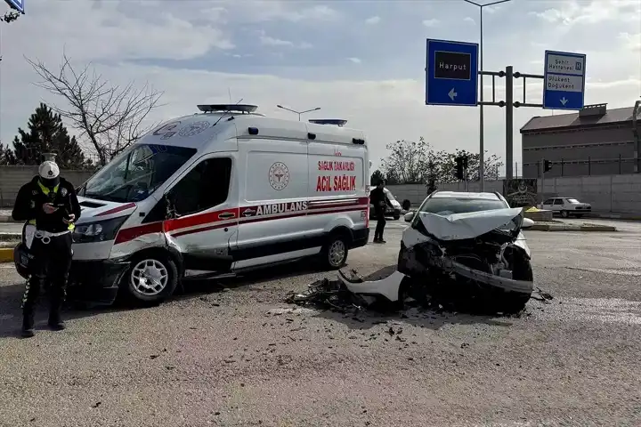 Elazığ'da Ambulans-Otomobil Kazası: 2 Yaralı