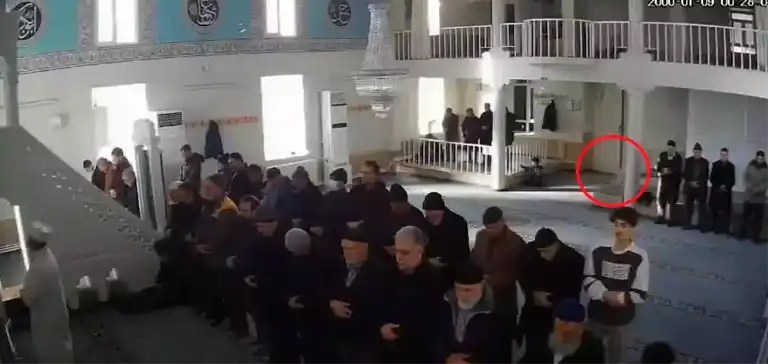 Elazığ Camii'nde Torpil Panik! Çocuk Kaçtı