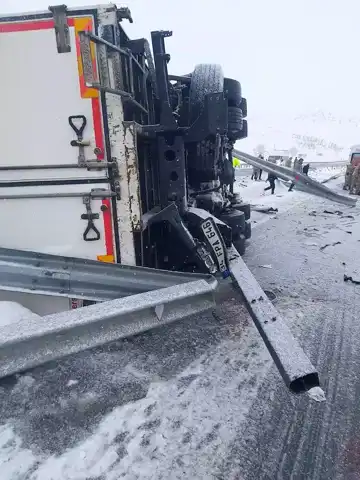 Elazığ'da Karlı Yolda Kamyon Kazası: Şoför Yaralı