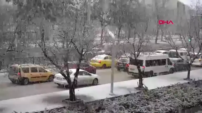 Elazığ'da Kar Yağışı: 10 Araçlık Zincirleme Kaza