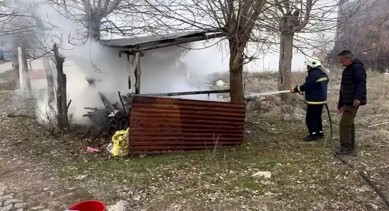Elazığ Kovancılar'da Odunluk Yangını Sönmüştür