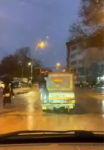 Tehlikeli Yolculuk: Kamyonetin Arkasında Hayat Tehlikesi!