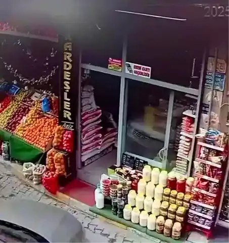 Elazığ'da Manav Tezgahı Kazada Devrildi