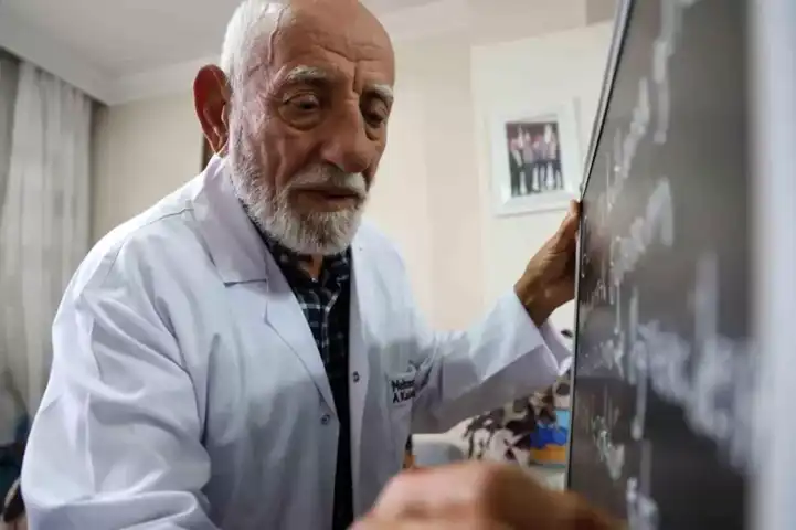 Emekli Öğretmen, Öğrencilerinden Anlamlı Sürpriz Aldı