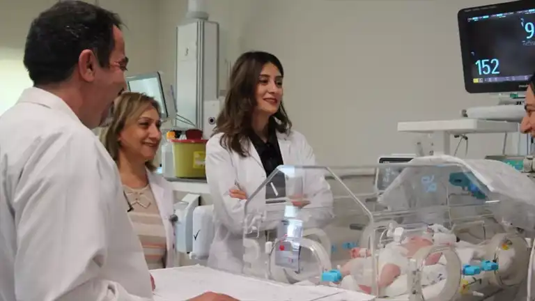 Yemek Borusu Atrezisiyle Doğan Bebek Ameliyatla Kurtarıldı