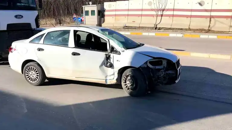 Elazığ'da Otobüs-Otomobil Kazası: 1 Yaralı