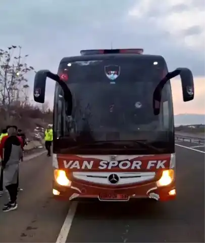 Vanspor Otobüsüne Saldırı: 3 Gözaltı
